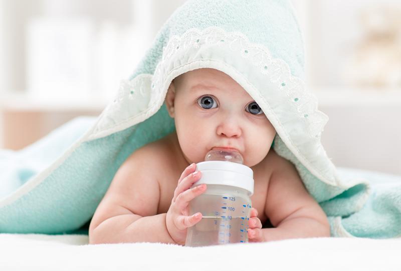 متى يشرب الطفل الرضيع الماء؟