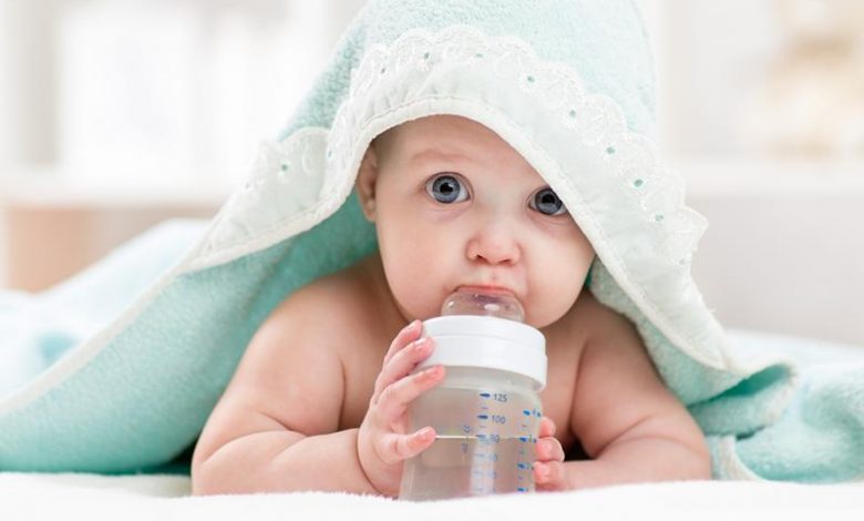 متى يشرب الطفل الرضيع الماء؟