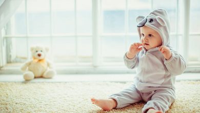 كيف أساعد طفلي الرضيع على الجلوس؟