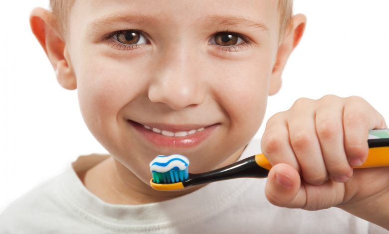 طريقة تنظيف أسنان الأطفال