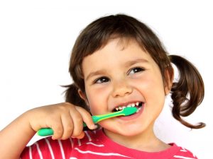 طريقة تنظيف أسنان الأطفال 