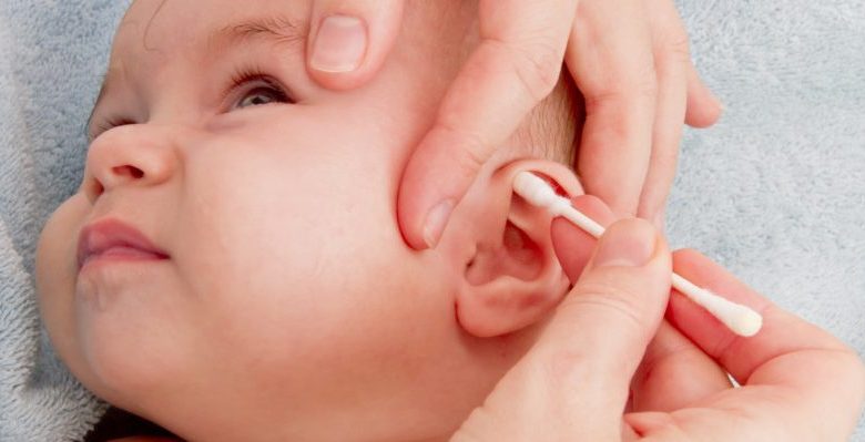 طريقة تنظيف أذن طفلك