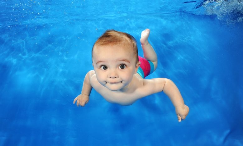 أهمية السباحة للطفل الرضيع