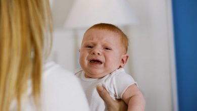 ماذا يسبب الصراخ في وجه الرضيع
