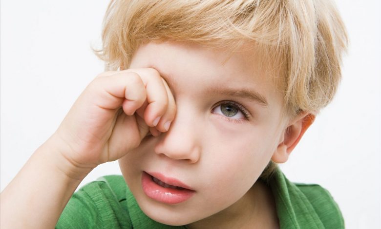 التهاب العينين عند الأطفال - أسباب وأعراض وطرق علاج التهاب ...